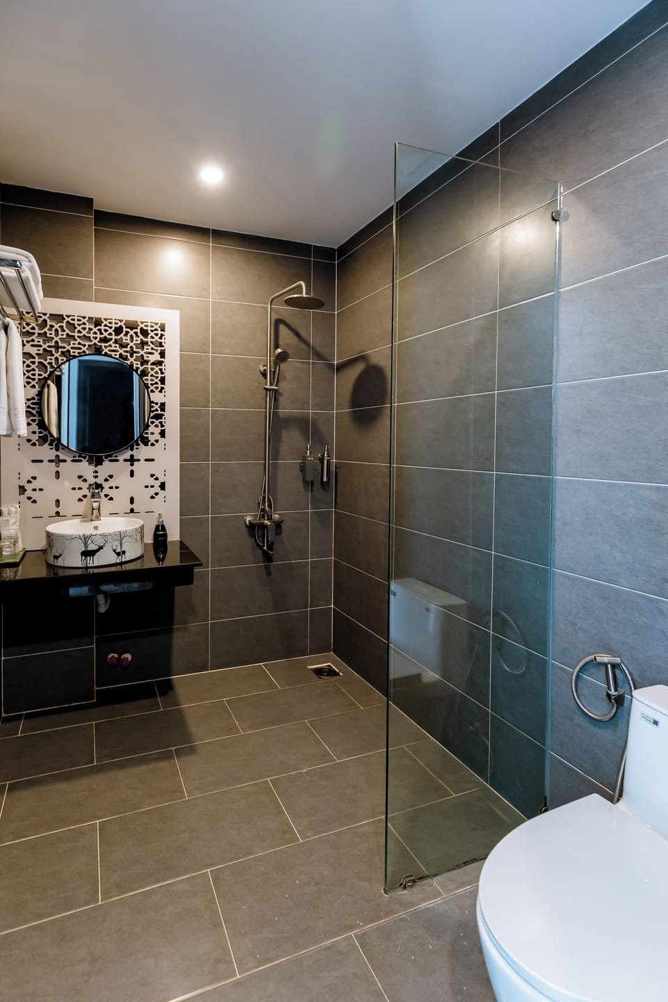 Shower, hydromassage showerhead, free toiletries, hair dryer