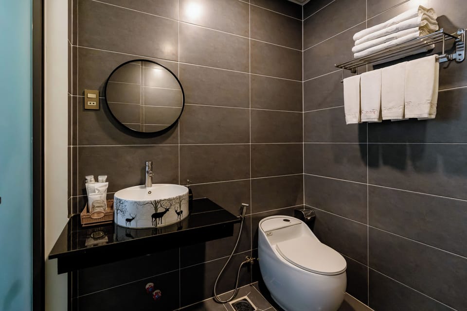 Standard Quadruple Room | Bathroom | Shower, hydromassage showerhead, free toiletries, hair dryer