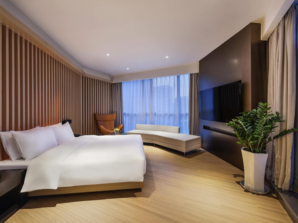 Privilege, Suite, 1 King Bed, Accessible | Down comforters, minibar, soundproofing, free WiFi