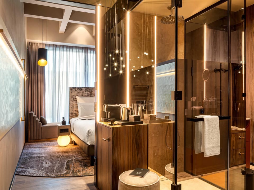 Superior Room, 1 King Bed | Hypo-allergenic bedding, minibar, in-room safe, blackout drapes