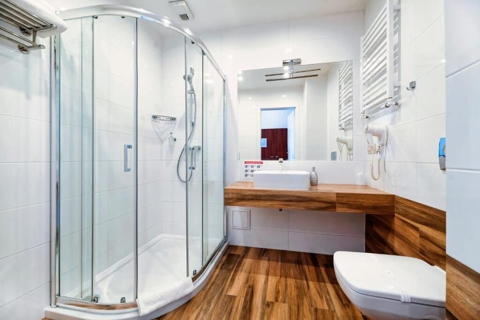 Separate tub and shower, rainfall showerhead, hair dryer, towels