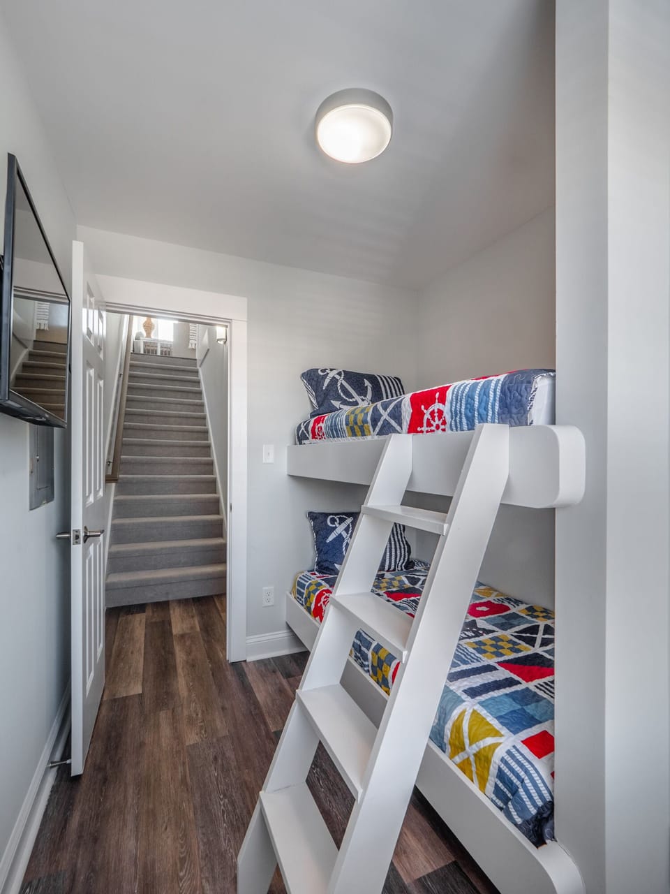 Bunkroom (Two Twin Beds)