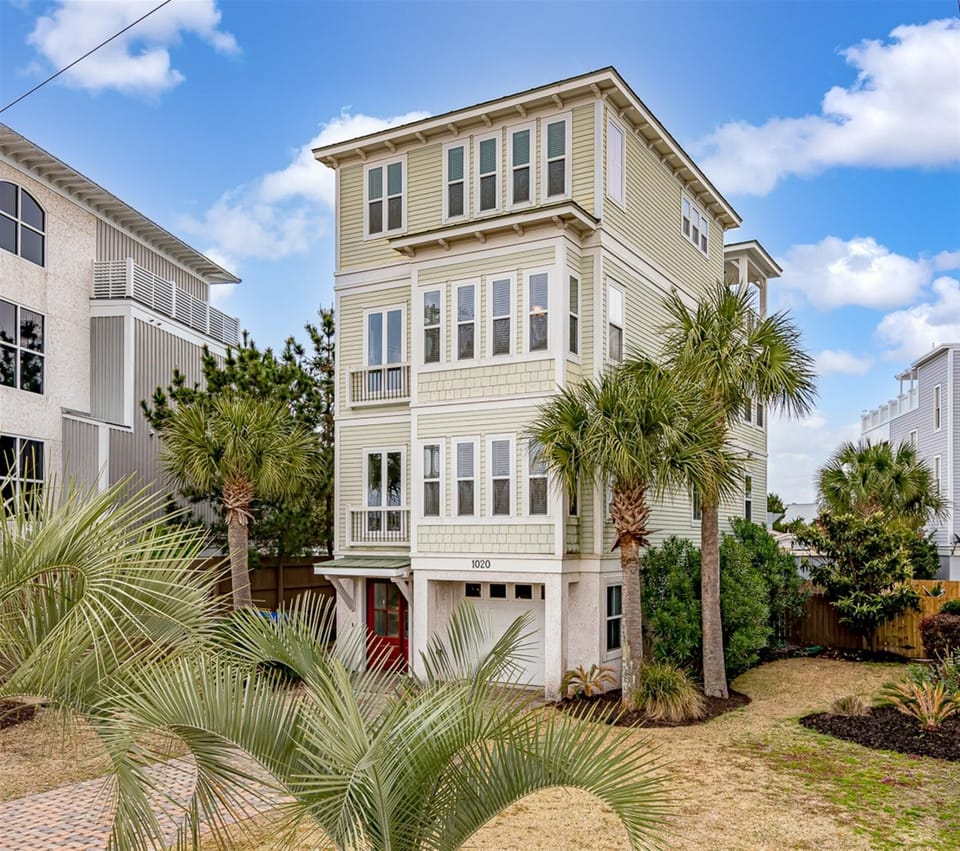 Pet Friendly IOP Beach House Private Pool and Golf Cart!!! (632)