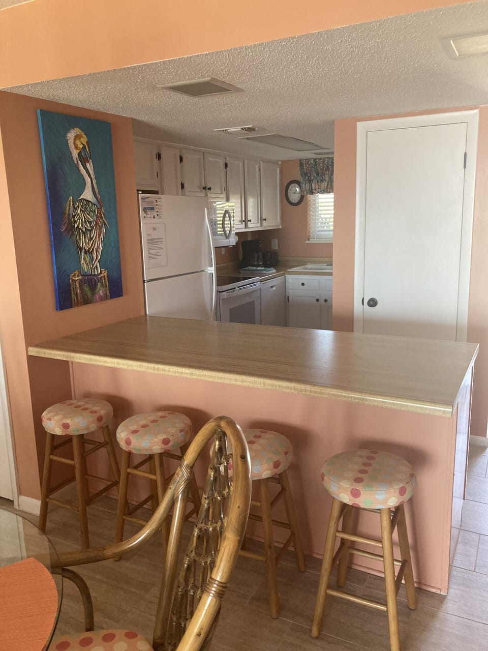DINING AREA. ADDITIONAL SEATING.