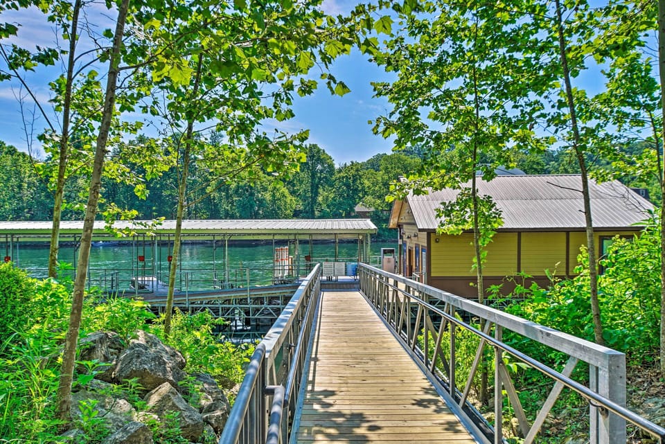 Community Amenities | Direct Access to Taneycomo Lake