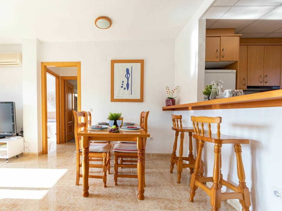 Table, Property, Furniture, Plant, Picture Frame, Houseplant, Wood, Orange, Chair, Interior Design