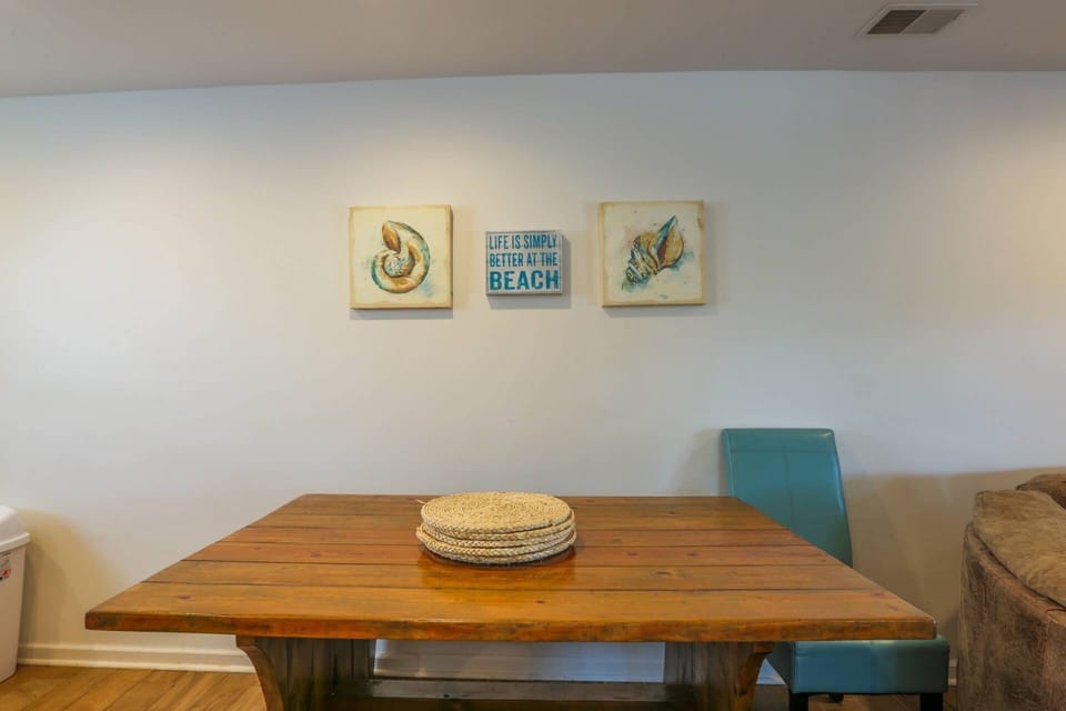 The dining table in the ktichen seats 6 people.