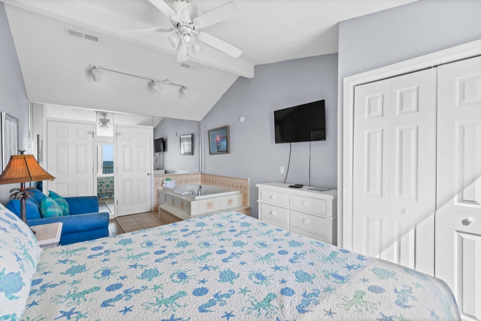 Oceanfront Master Bedroom w/1 King (on 2nd level)