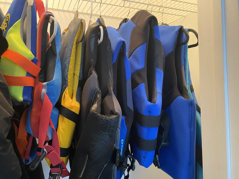 Life jacket XXL, men’s L,   2 adult S,  adult M,  youth 50-90 lbs, 2 child 30-50