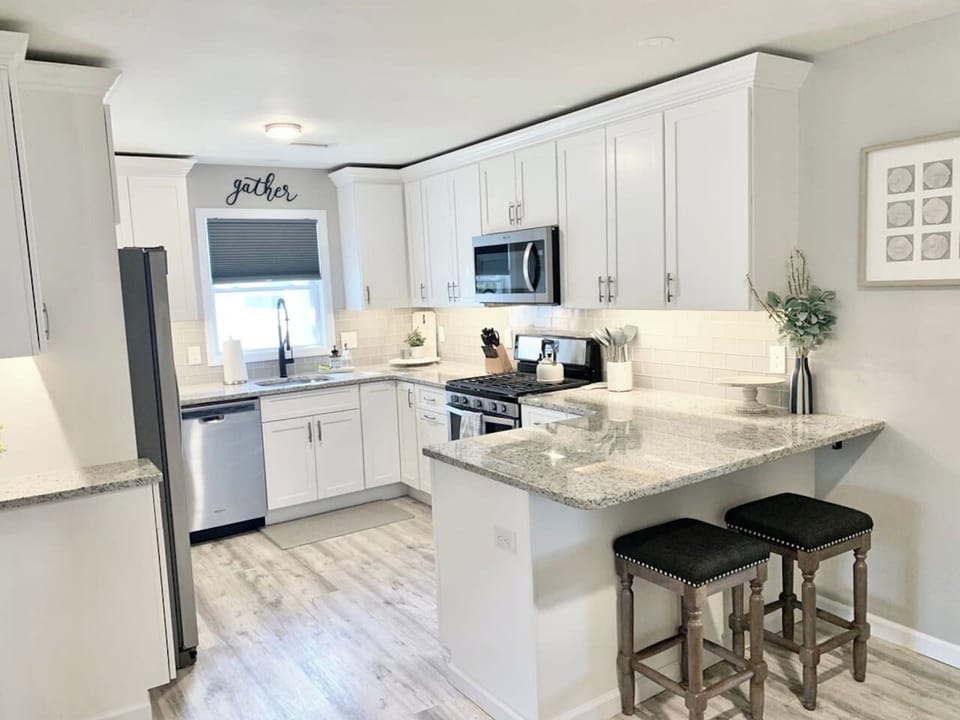 Cook with ease in our modern, fully equipped kitchen. Featuring sleek granite countertops, stainless steel appliances, and a convenient breakfast bar with seating for two. The bright, open layout makes meal prep and socializing a delight.
