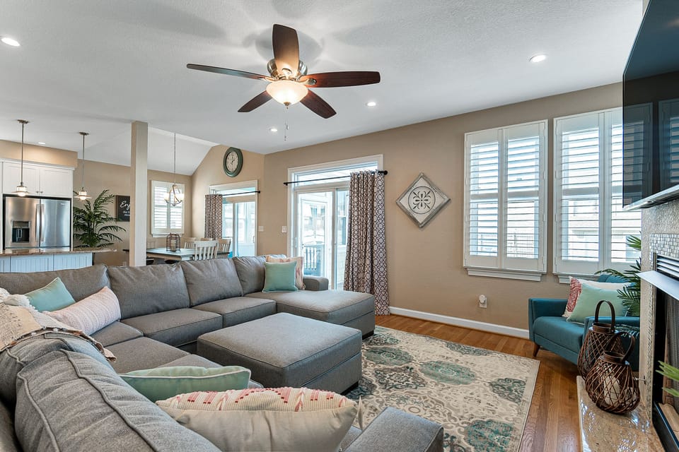 Cozy living room with plenty of seating!!