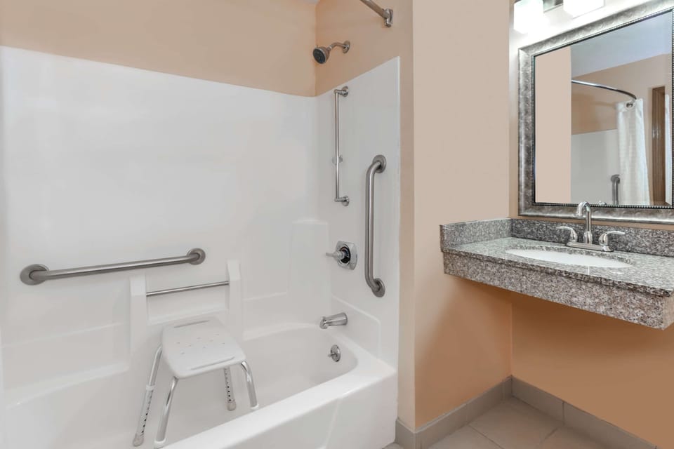 Room, 1 King Bed, Accessible, Non Smoking | Bathroom | Combined shower/tub, free toiletries, hair dryer, towels