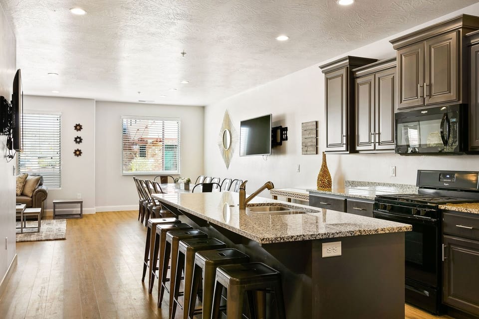 Townhome, 6 Bedrooms | Private kitchen | Fridge, microwave, oven, stovetop