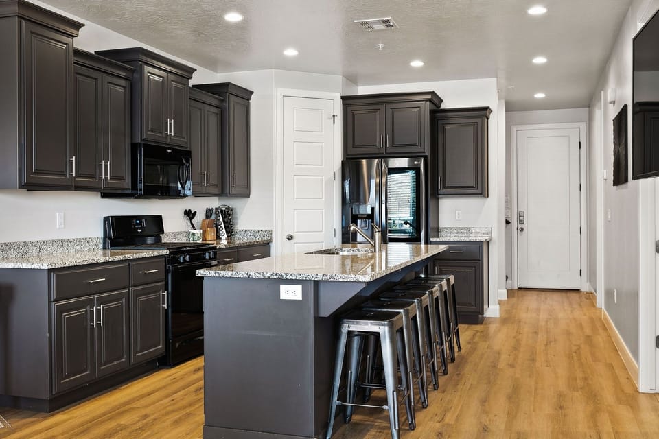 Townhome, 6 Bedrooms | Private kitchen | Fridge, microwave, oven, stovetop