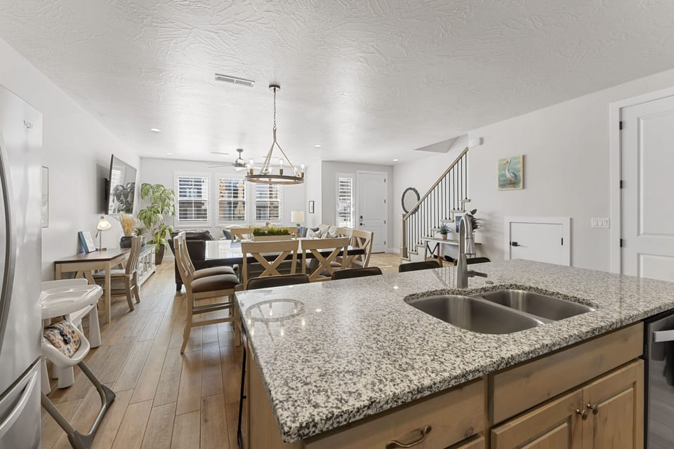 Townhome, 4 Bedrooms | Dining