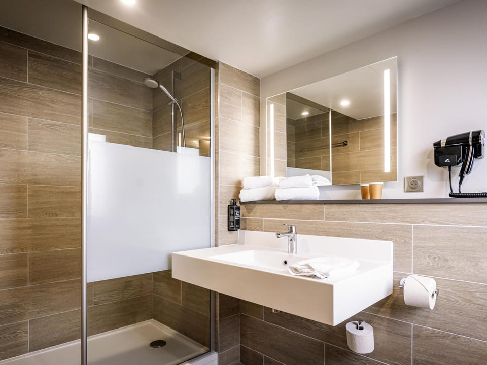 Hypo-allergenic bedding, soundproofing, free cribs/infant beds