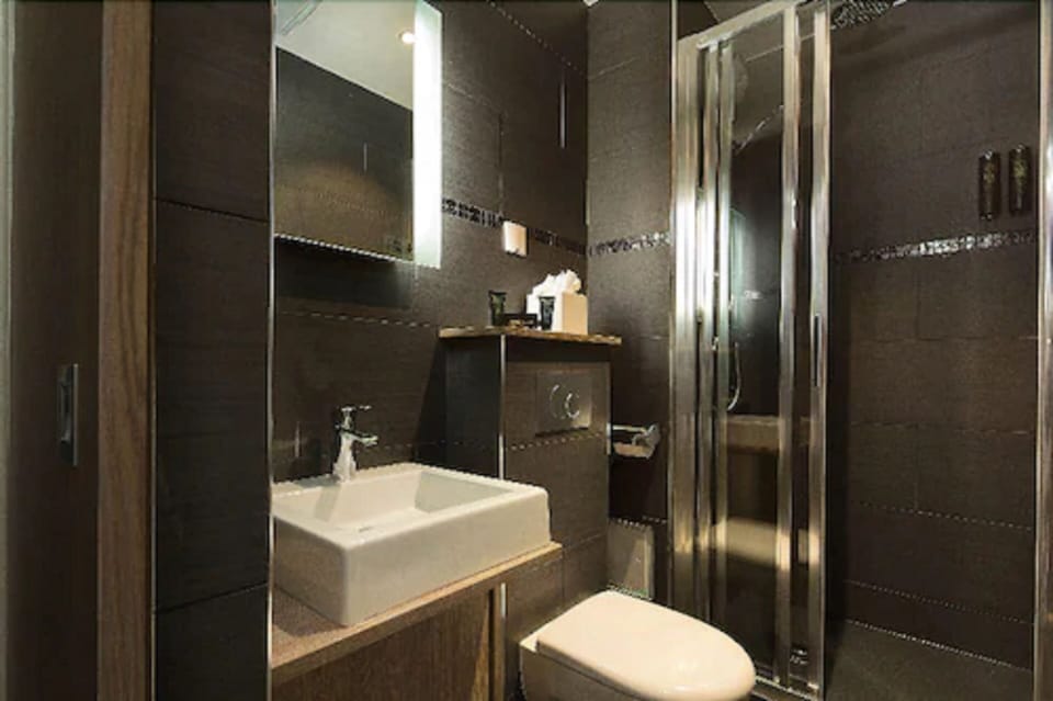 Twin Room | In-room safe, desk, blackout drapes, free WiFi