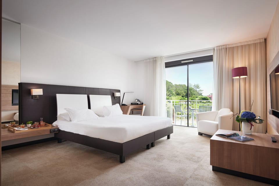 Chambre Familiale - Rez de chaussée | Premium bedding, in-room safe, laptop workspace, free WiFi