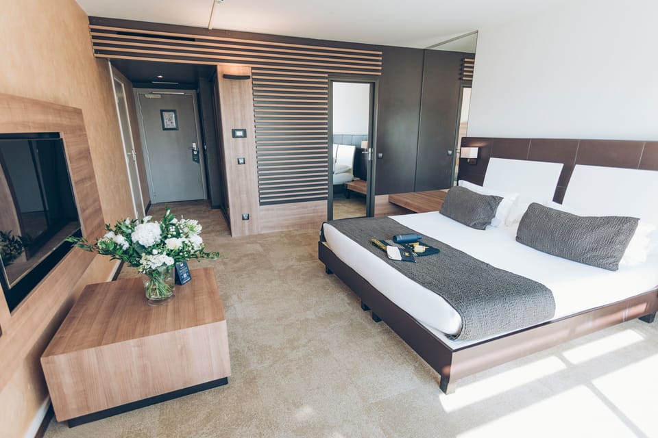 Chambre Familiale - Rez de chaussée | Premium bedding, in-room safe, laptop workspace, free WiFi