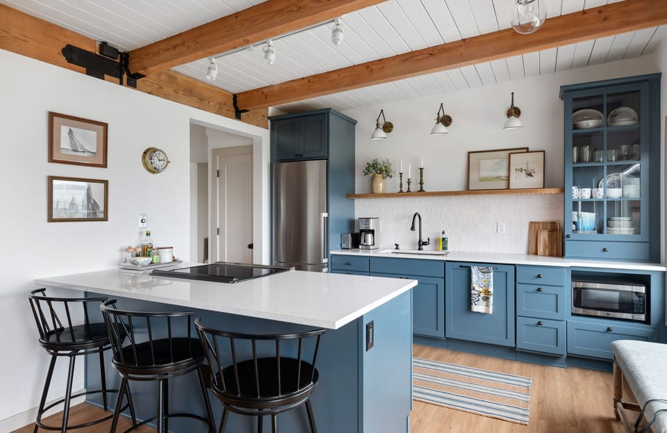 Kitchen peninsula with seating