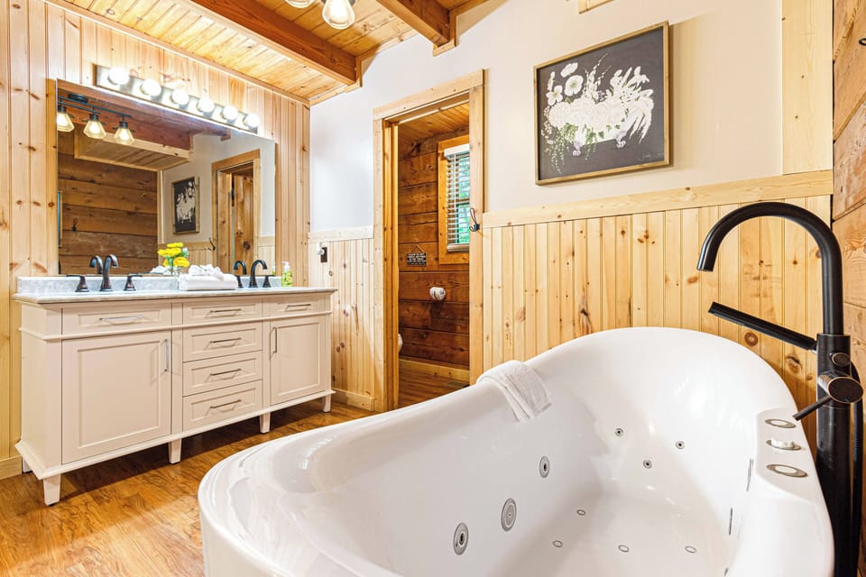 Freestanding Jetted Bathtub for 2!