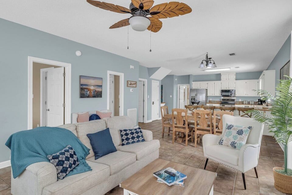 Living room, queen sleeper sofa, 4k tv