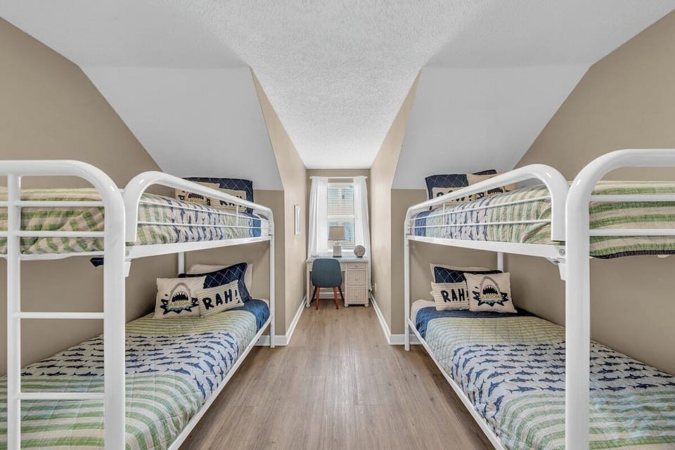 Upstairs bunkroom, tv, desk