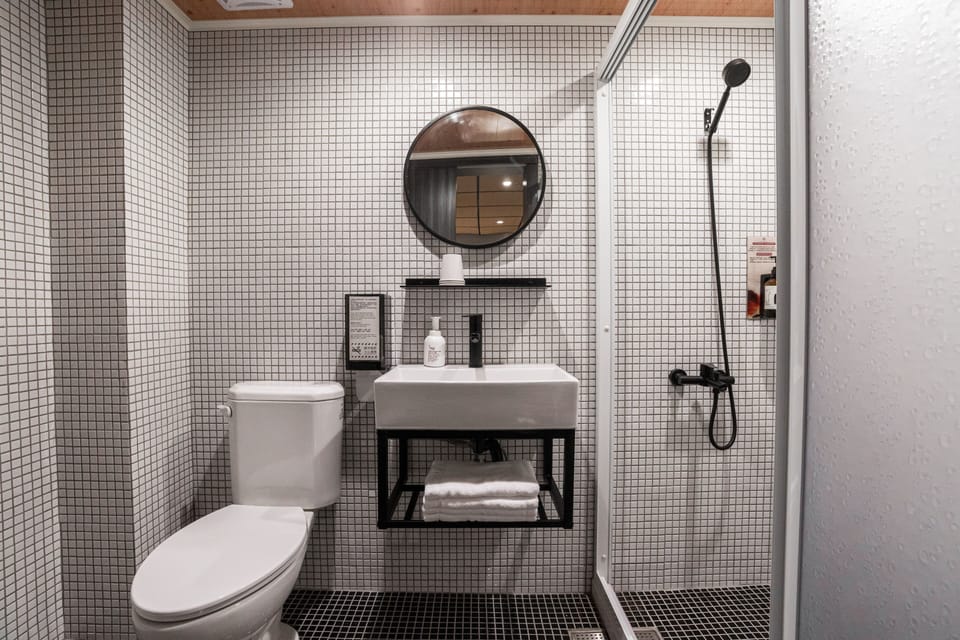 Shower, rainfall showerhead, free toiletries, hair dryer