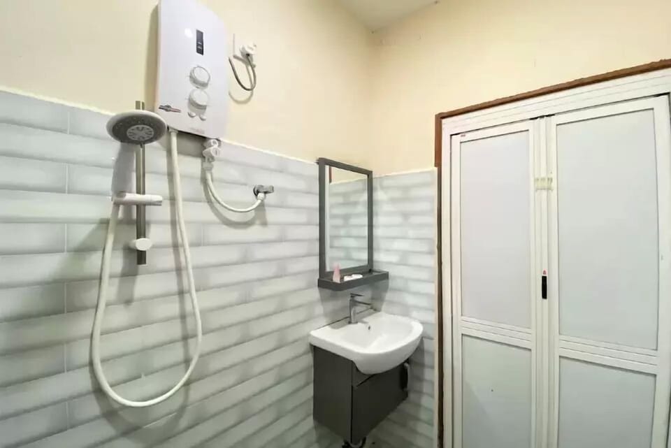 Shower, bidet, towels