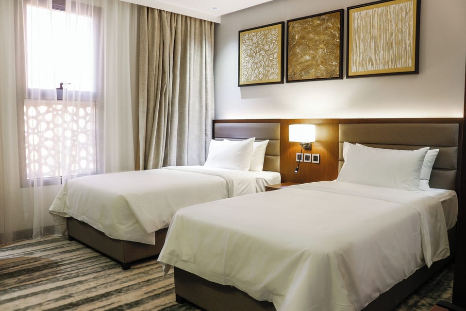 Deluxe Twin Room | Minibar, in-room safe, desk, blackout drapes