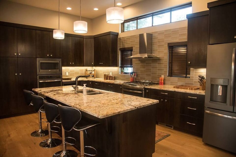 Discover a fully equipped kitchen, thoughtfully designed to meet all your culinary needs