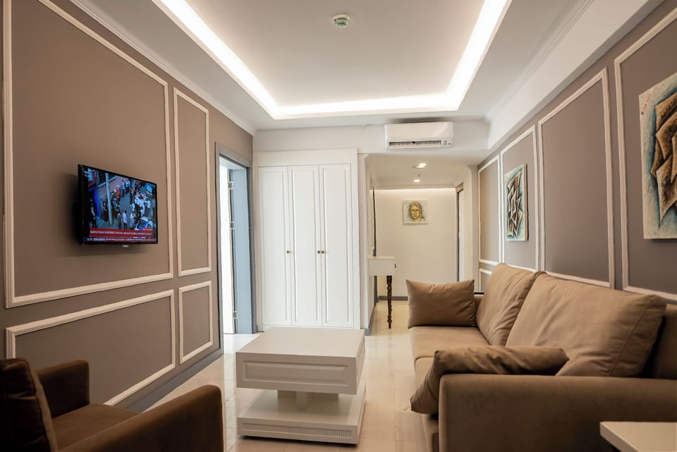 Deluxe Suite | Living area | 32-inch Smart TV with satellite channels, TV, foosball