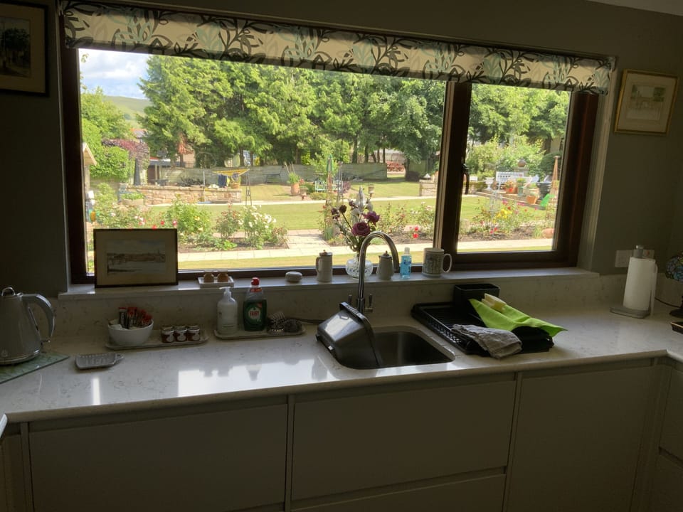 Cottage | Private kitchen | Fridge, microwave, oven, stovetop