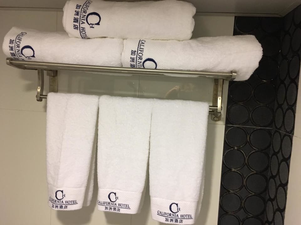 Shower, rainfall showerhead, free toiletries, hair dryer
