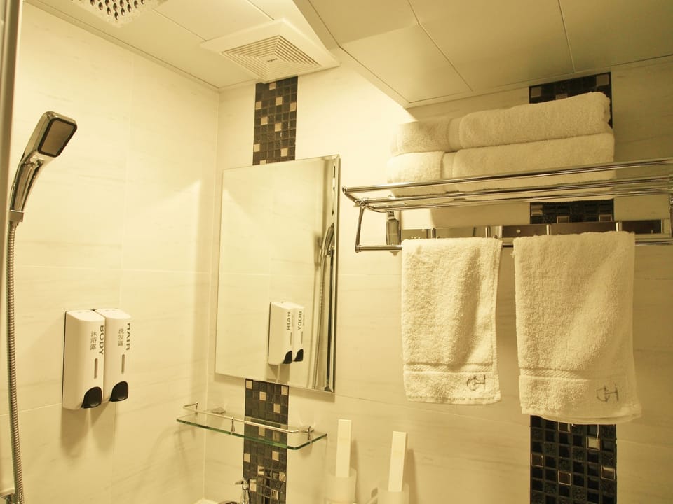 Shower, rainfall showerhead, free toiletries, hair dryer