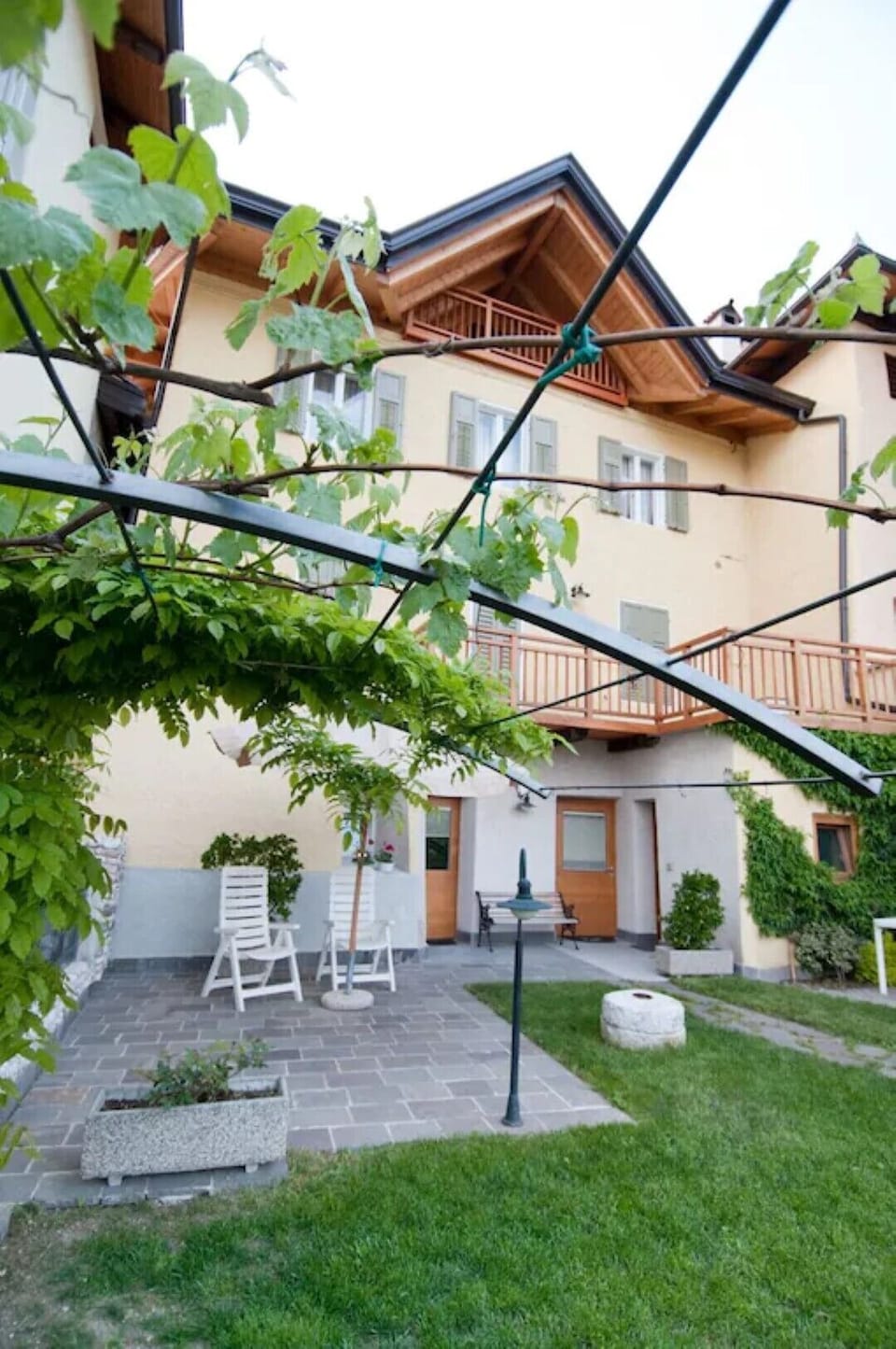 This apartment does not have access to the garden.