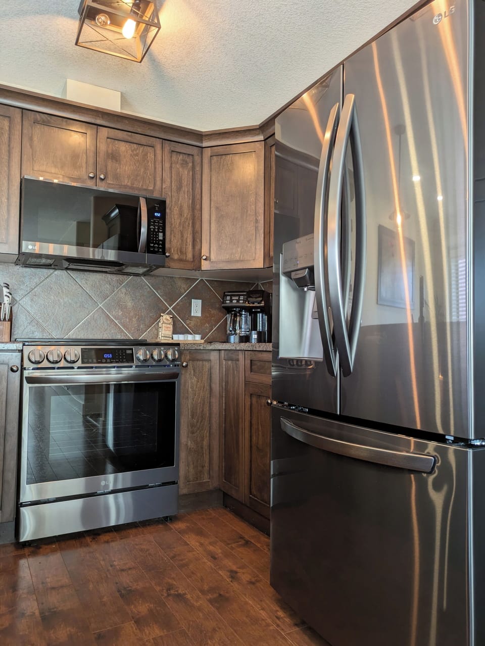 Fully equipped kitchen with all new big and small appliances and quality knives.