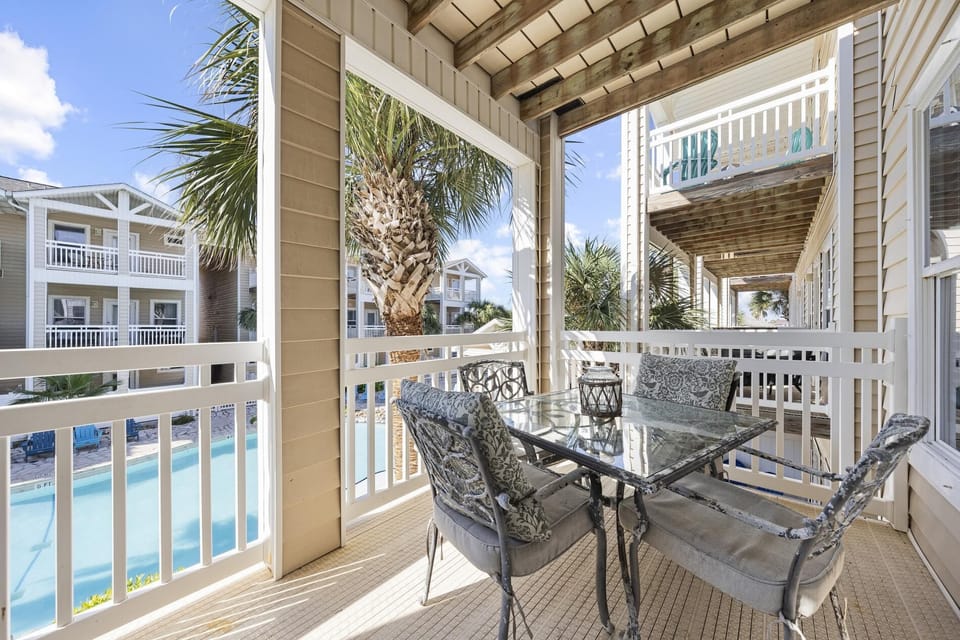 Luxurious Townhome Overlooking Tropical Pool (634)