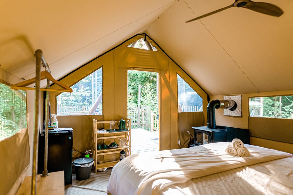 Romantic Tent | Individually furnished, bed sheets