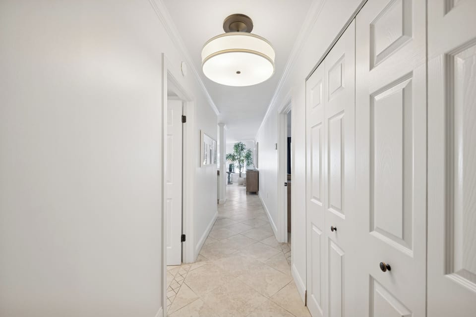 Invighting & Bright Foyer