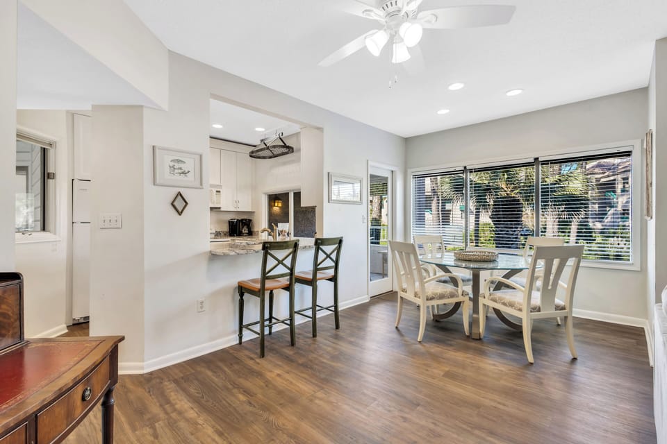 Entryway Fllowing into the Dining Area & Kitchen