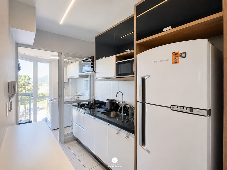 Excepcional Nautilus Casa Clube com Vista Mar | Private kitchen | Fridge, microwave, toaster oven, cookware/dishes/utensils