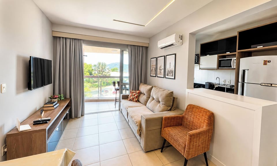 Excepcional Nautilus Casa Clube com Vista Mar | Living area | 40-inch Smart TV with digital channels, TV, Netflix