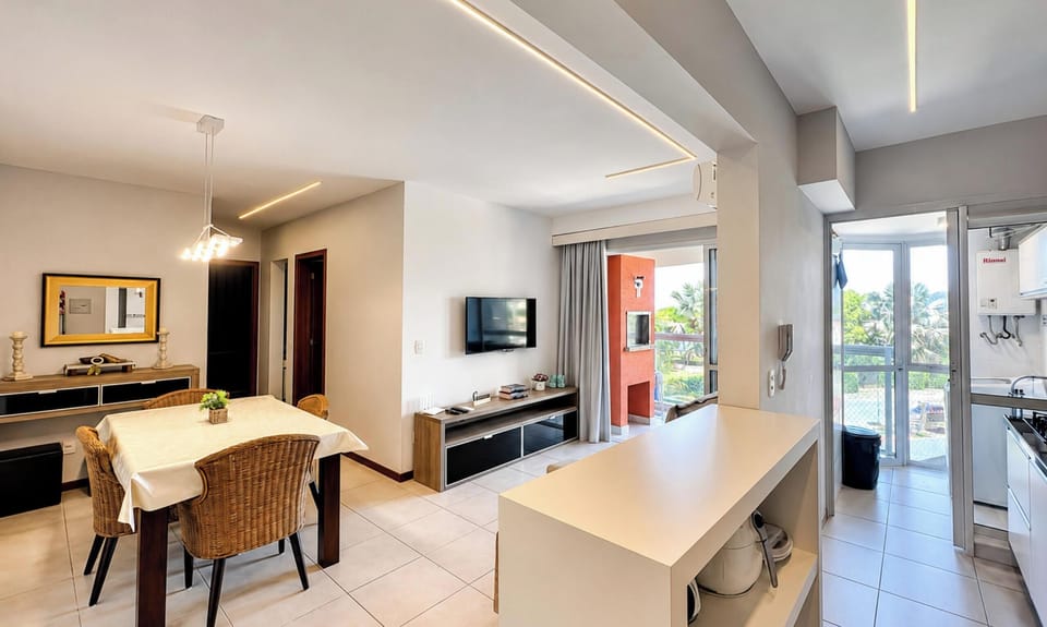 Excepcional Nautilus Casa Clube com Vista Mar | Living area | 40-inch Smart TV with digital channels, TV, Netflix
