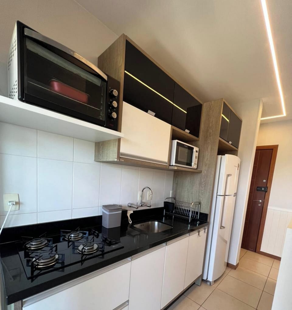 Excepcional Nautilus Casa Clube com Vista Mar | Private kitchen | Fridge, microwave, toaster oven, cookware/dishes/utensils