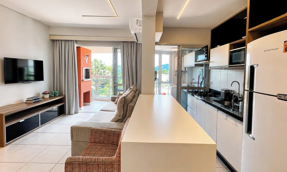 Excepcional Nautilus Casa Clube com Vista Mar | Living area | 40-inch Smart TV with digital channels, TV, Netflix