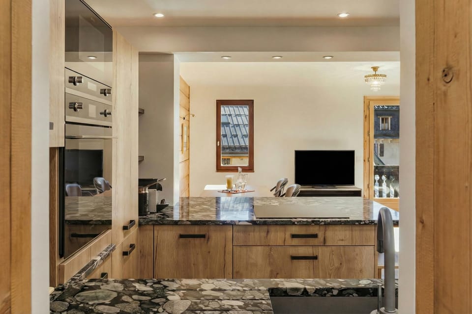 Kitchen open onto dining area