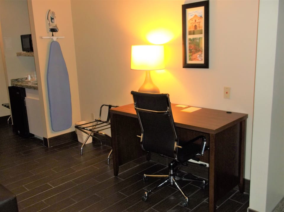 Standard Room, 1 King Bed, Non Smoking | Room amenity