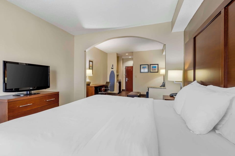 Standard Room, 1 King Bed, Non Smoking | Desk, blackout drapes, soundproofing, iron/ironing board