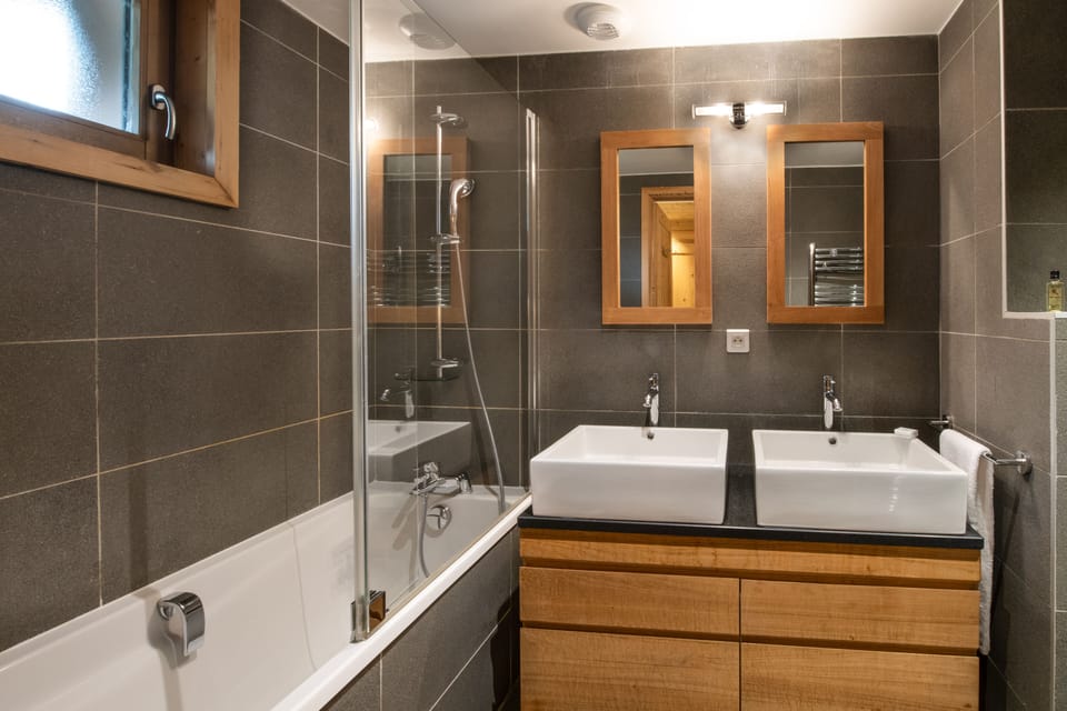 Apartment | Bathroom | Rainfall showerhead, towels